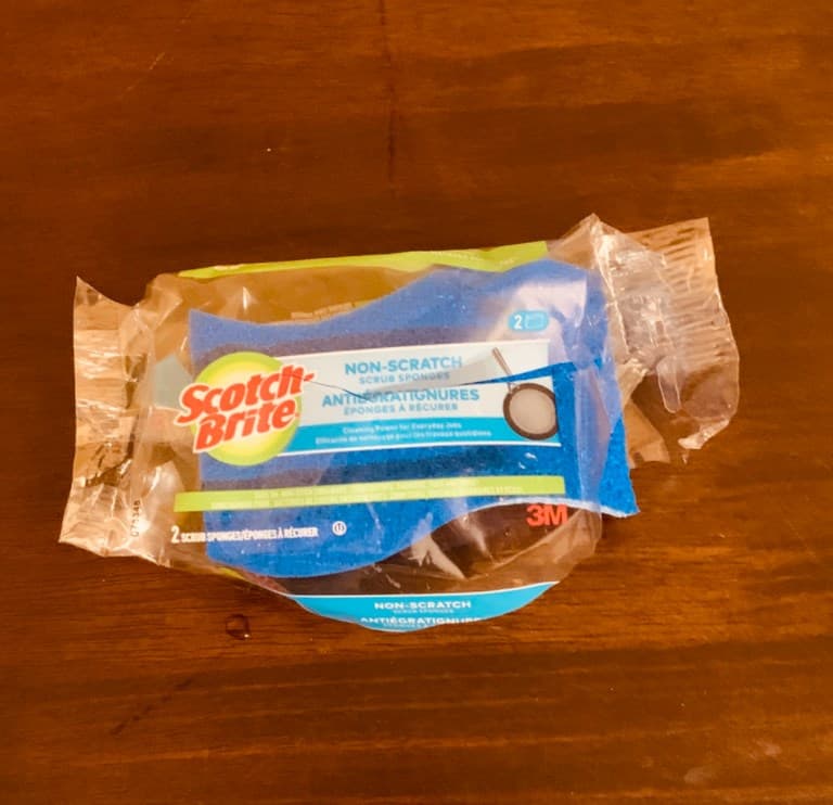 キッチンの食器洗いに欠かせない2個入りのキッチンスポンジ。
